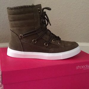 Cozy, olive green shoes